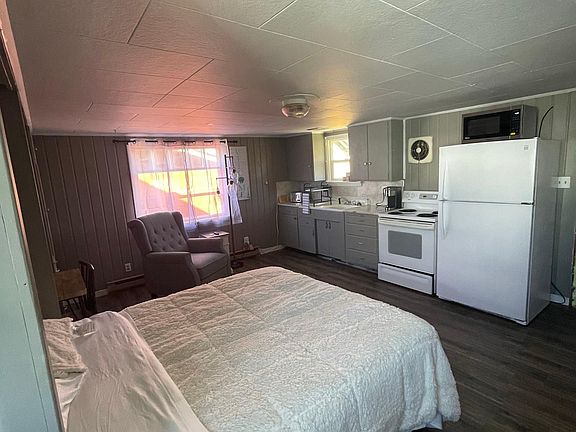 2nd image of 1010 1/2 California Ave #2