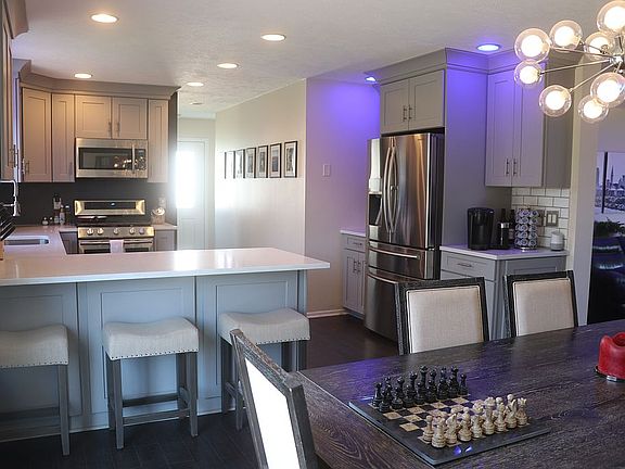 Kitchen & Dining