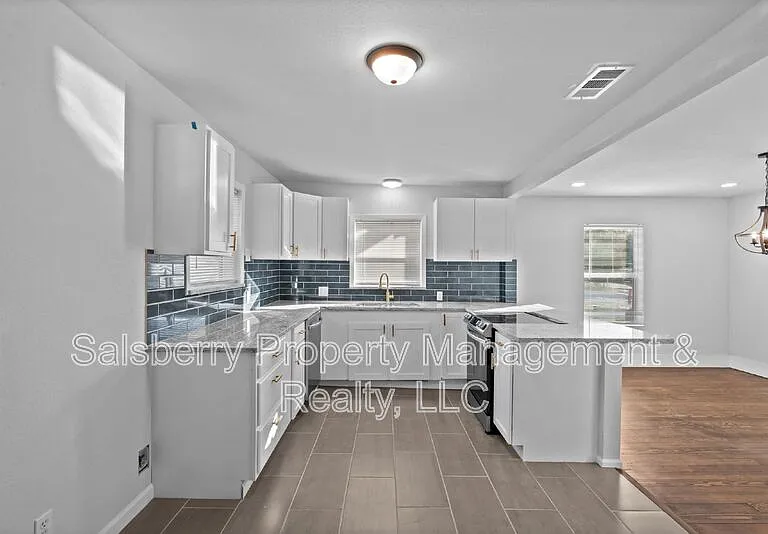 71 Crown Rd — Photo 10