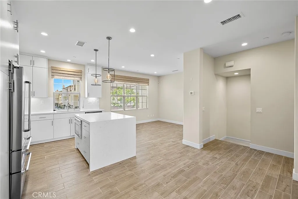 3 bed, 3.5 bath, 1500 sqft, $4,700 — Photo 1