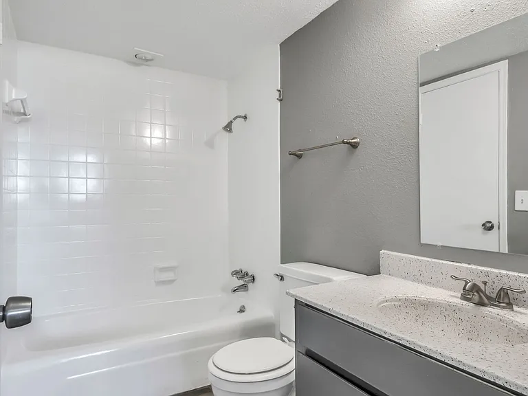 Quail Plaza Apartments — Photo 5