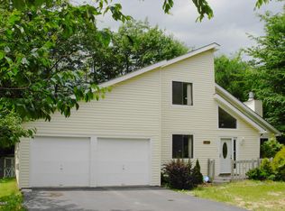 1123 Titania Rd, Tobyhanna, PA 18466