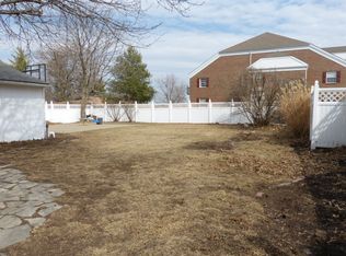 908 Hazel St, Pella, IA 50219