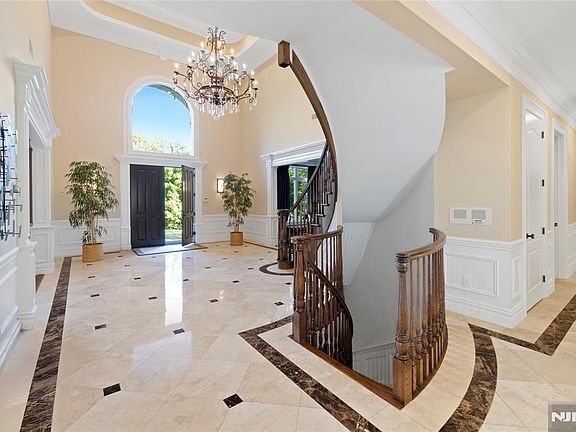 4th image of 417 Route 9w