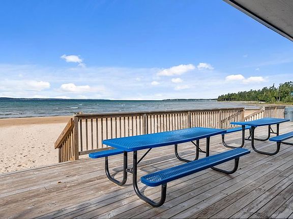 4th image of 277 Harbor Dr E #1