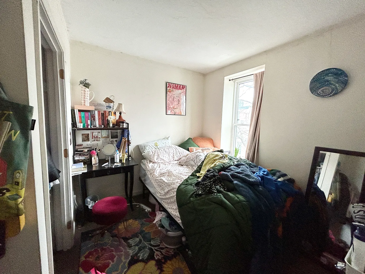 3 bed, 950 sqft, $4,200 — Photo 3