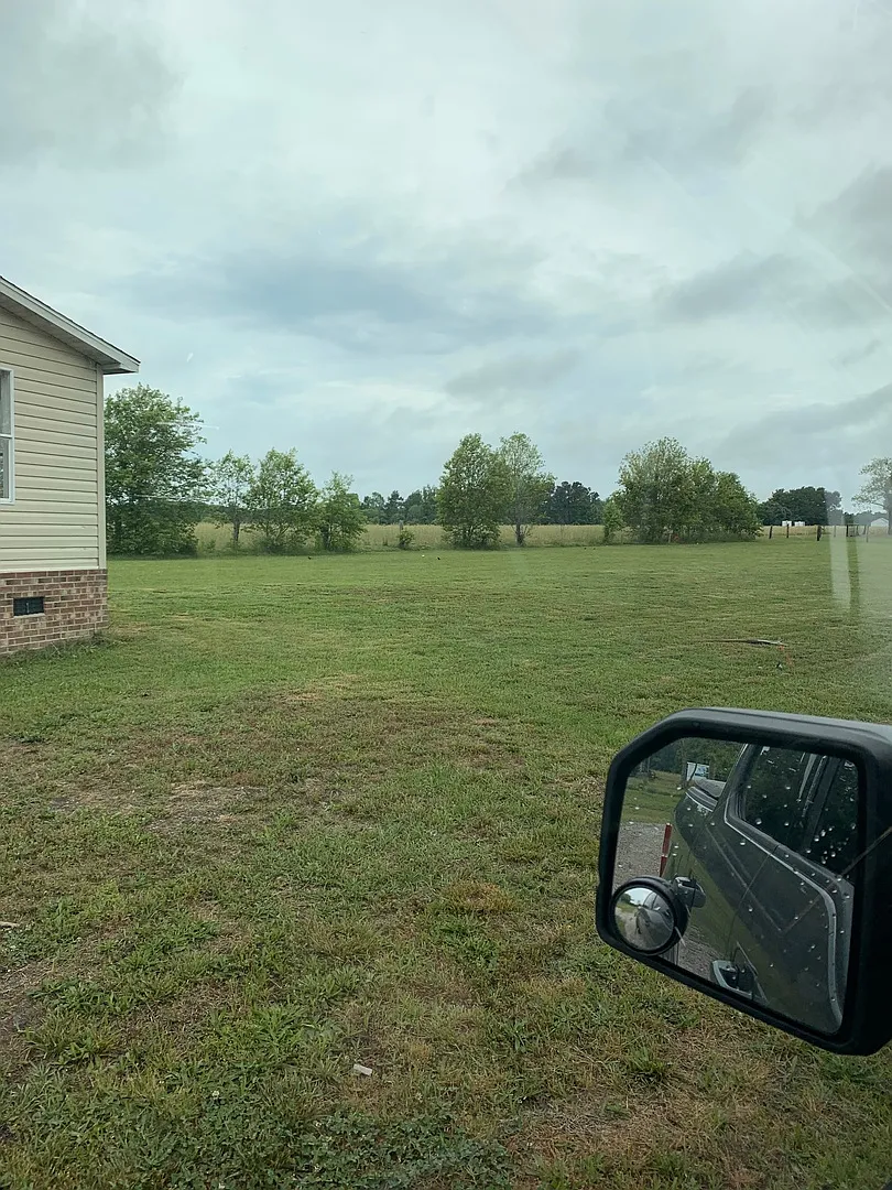 Large Four Bedroom house on nearly an acre — Photo 4