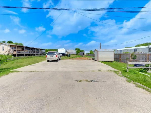 936 13th St, San Leon, TX 77539