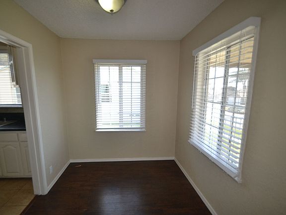 4th image of 11022 S Manhattan Pl