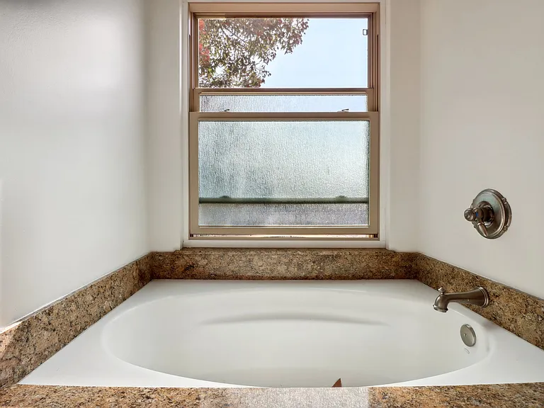 Pershing Dr — Photo 24