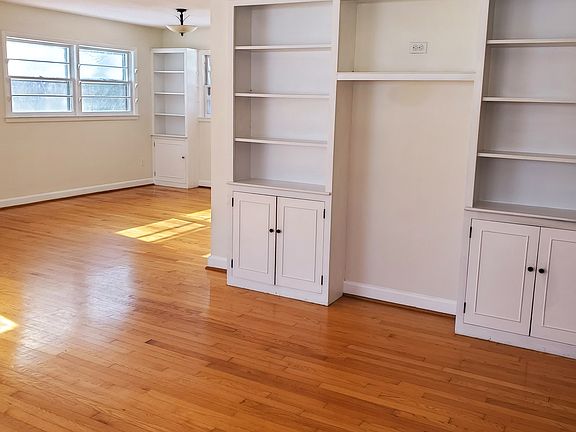 Livingroom with built-ins