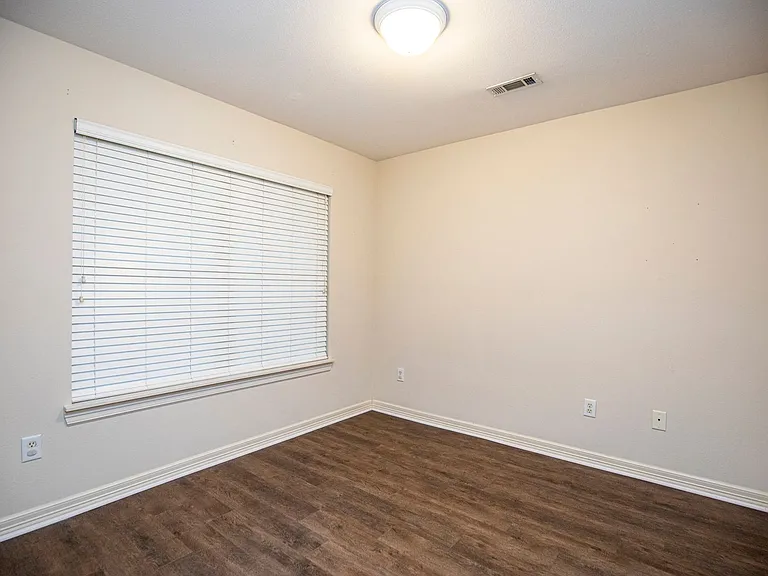 908 SW Cheyenne Dr — Photo 13