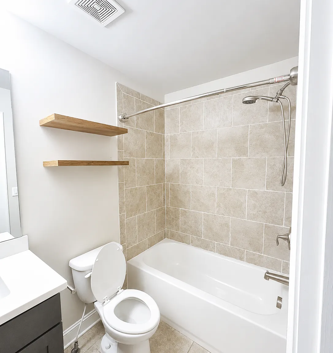 4 bed, 3.5 bath, 2400 sqft, $3,100 — Photo 3
