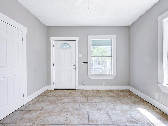 2nd image of 940 Potomac