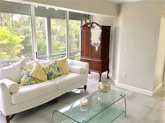 4th image of 555 Crandon Blvd APT 31