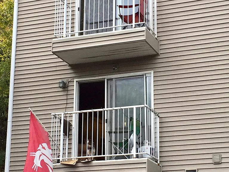 Each unit is upstairs/downstairs townhouse