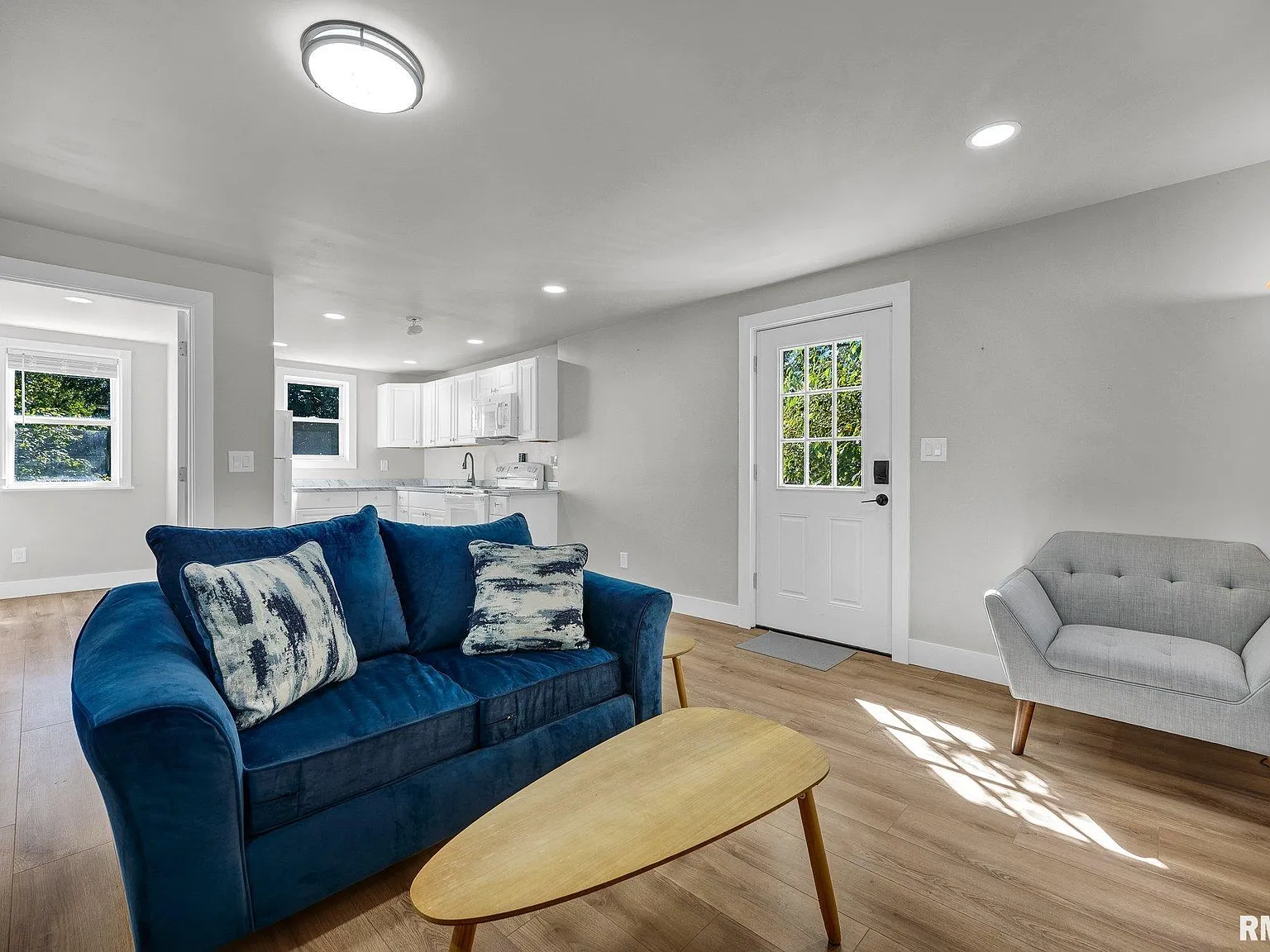 2 bed, 1.0 bath, 1570 sqft, $1,200 — Photo 4