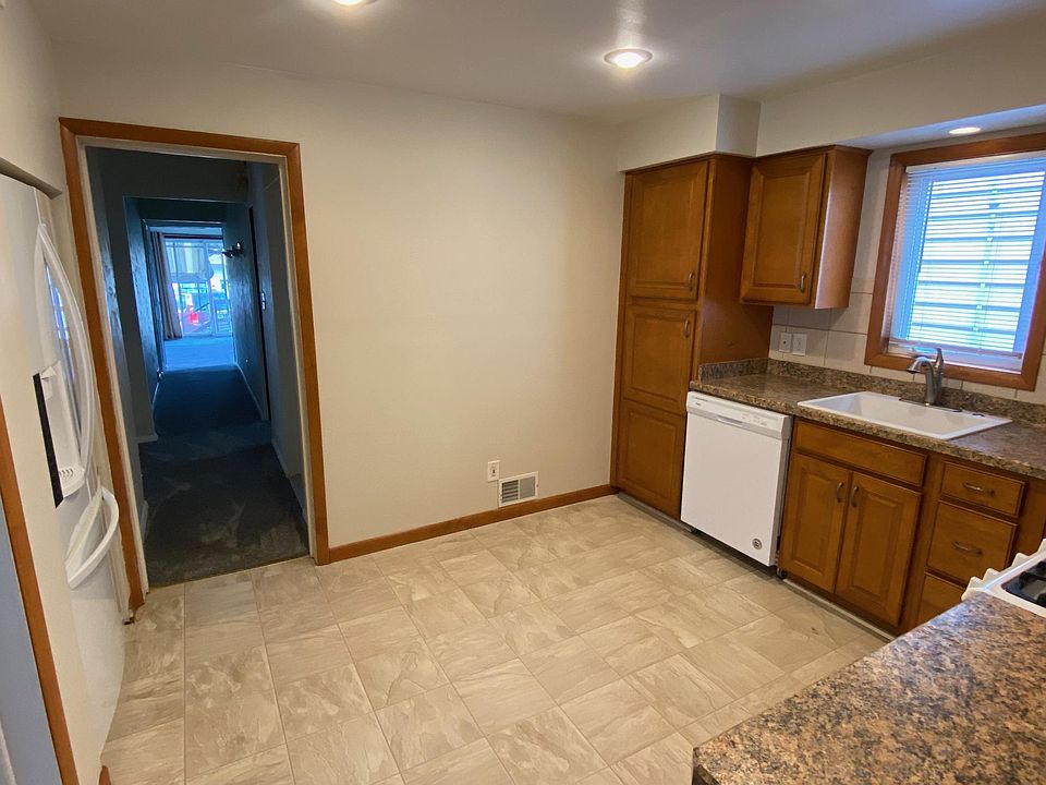 Kitchen to hall