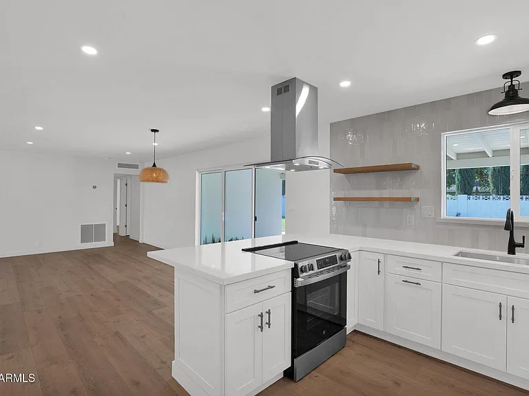 501 W Seldon Ln — Photo 18