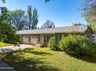 1104 S 16th St, Grand Forks, ND 58201