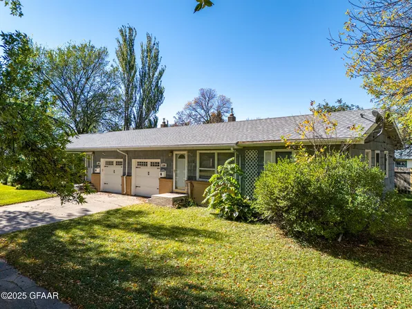 1104 S 16th St, Grand Forks, ND 58201