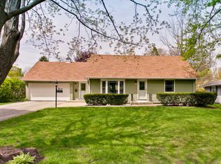 826 Warwick Ave, Barrington, IL 60010