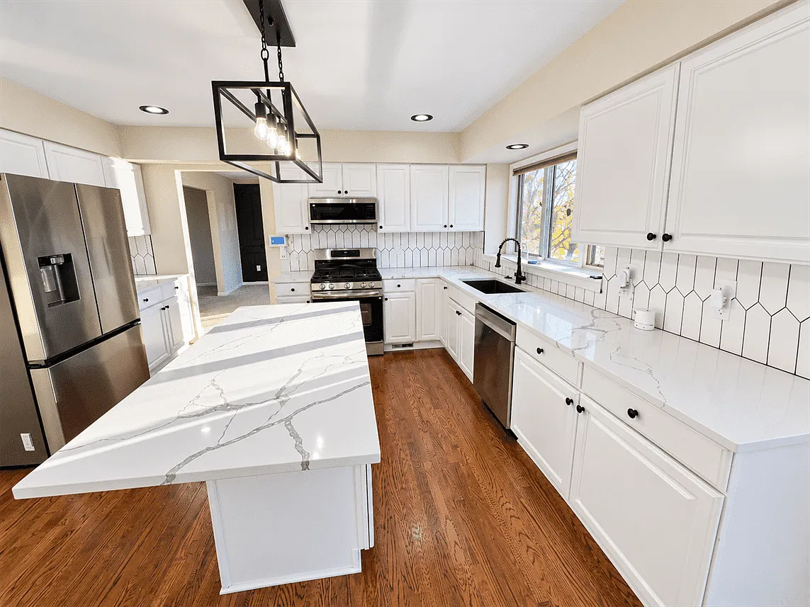 4 bed, 4300 sqft, $6,700 — Photo 3