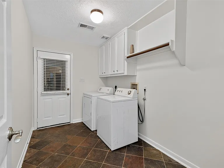 2304 Jackson St — Photo 19