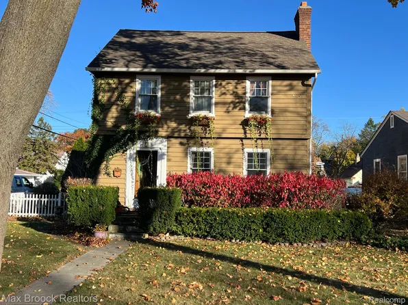 1915 Woodland Ave, Sylvan Lake, MI 48320