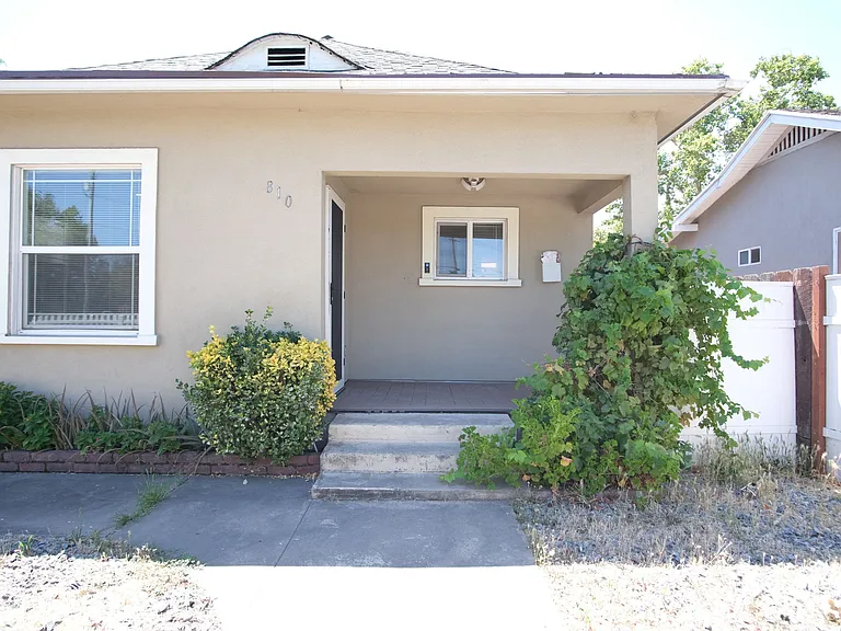 810 E Olive Ave — Photo 5