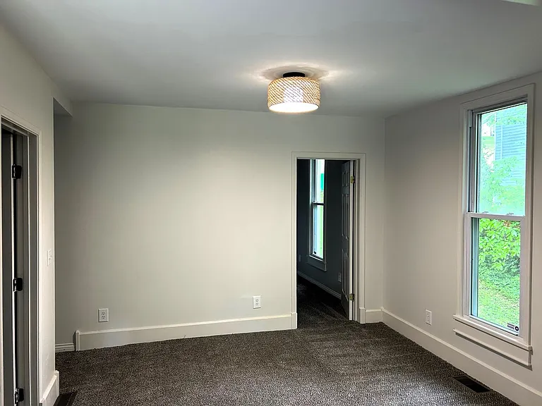 425 E Walnut St — Photo 7