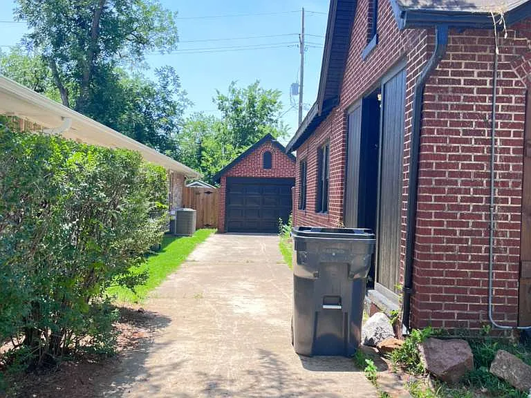 414 NW Arlington Ave — Photo 2