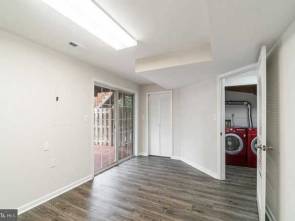 5th image of 404 Barrows Ct