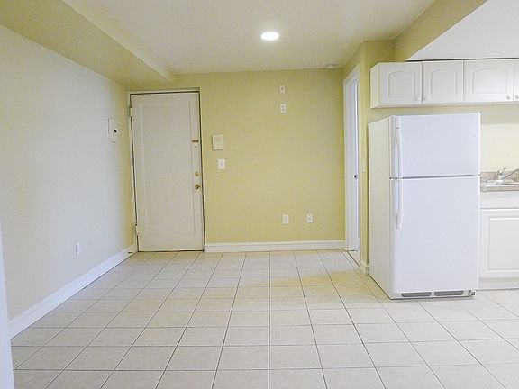 5th image of 1725 Van Dyke St #B9