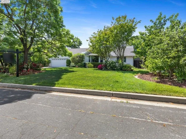 1673 Walnut Heights Ln, Concord, CA 94519