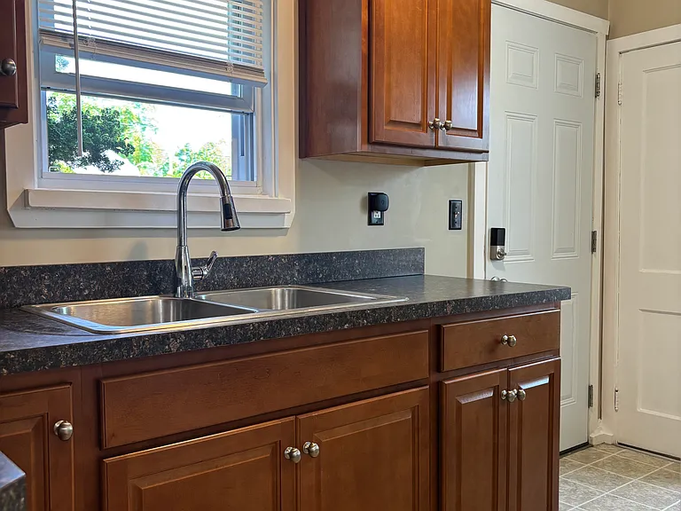 744 W Shore Rd — Photo 5