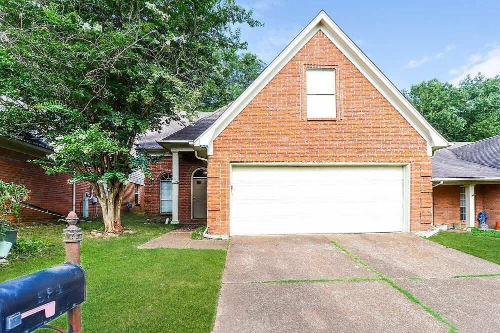3 bed, 2.5 bath, 1606 sqft, $1,820 — Photo 1