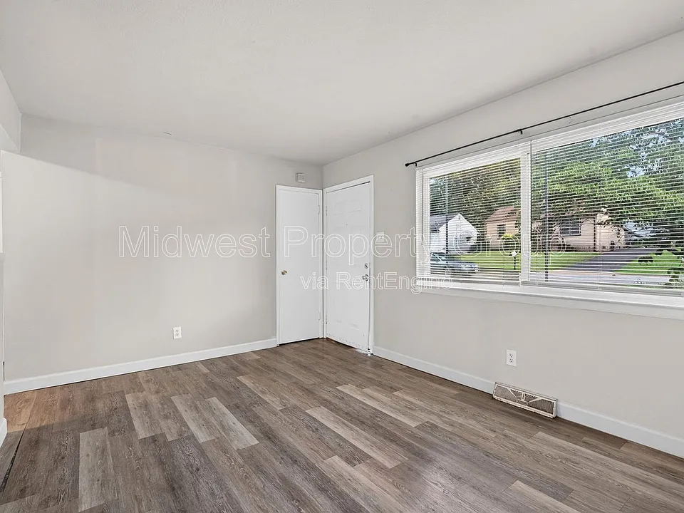 235 Flora Dr
