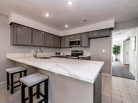 3rd image of 1094 Glenbridge Cir