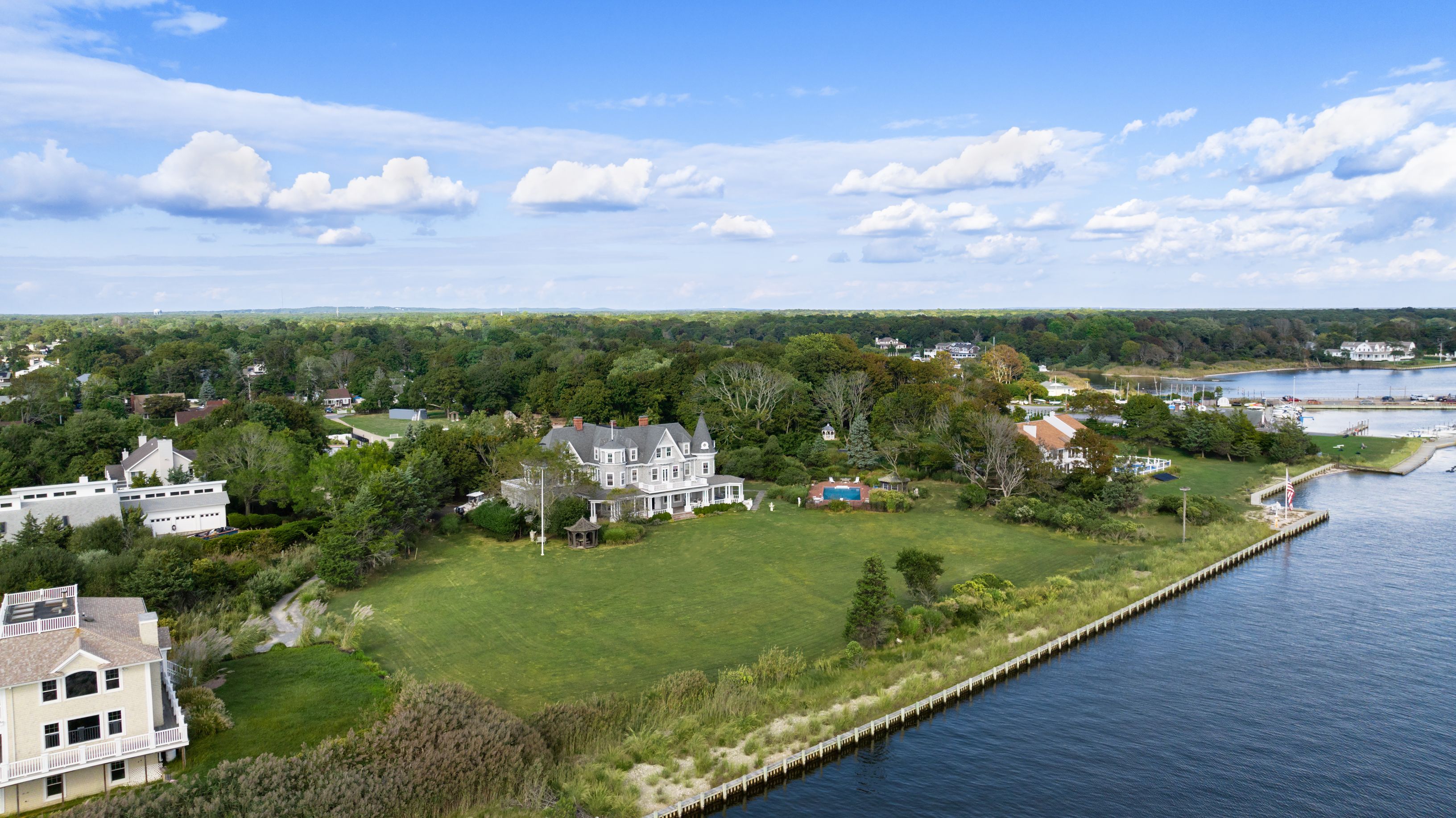 9 Convent Ln, Center Moriches, NY 11934 Out East