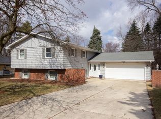 27W150 49th St, Naperville, IL 60563