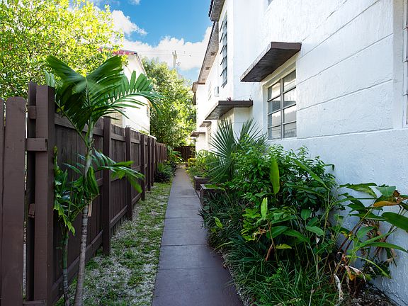 5th image of 1016 Biarritz Dr #8