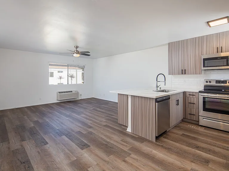 Gorgeous huge units in premier location! ASK ABOUT OUR MOVE-IN SPECIALS!! — Photo 14