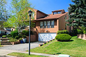 1st image of 32 Crest Hollow Ln