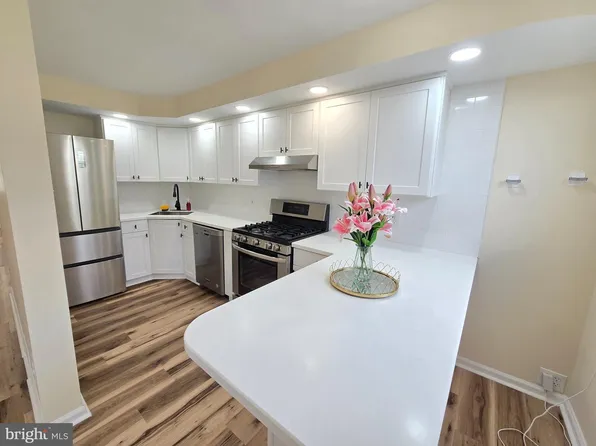 7638 Sherwood Rd, Philadelphia, PA 19151