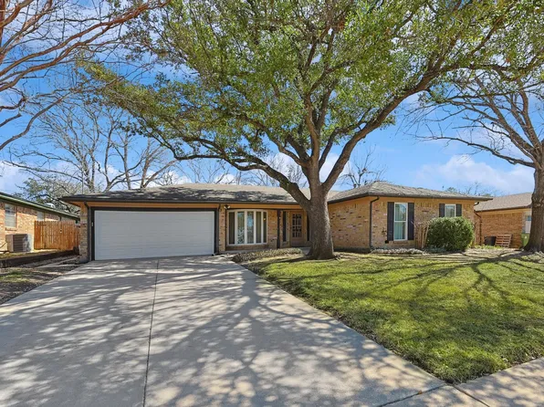 2212 Hurstview Dr, Hurst, TX 76054