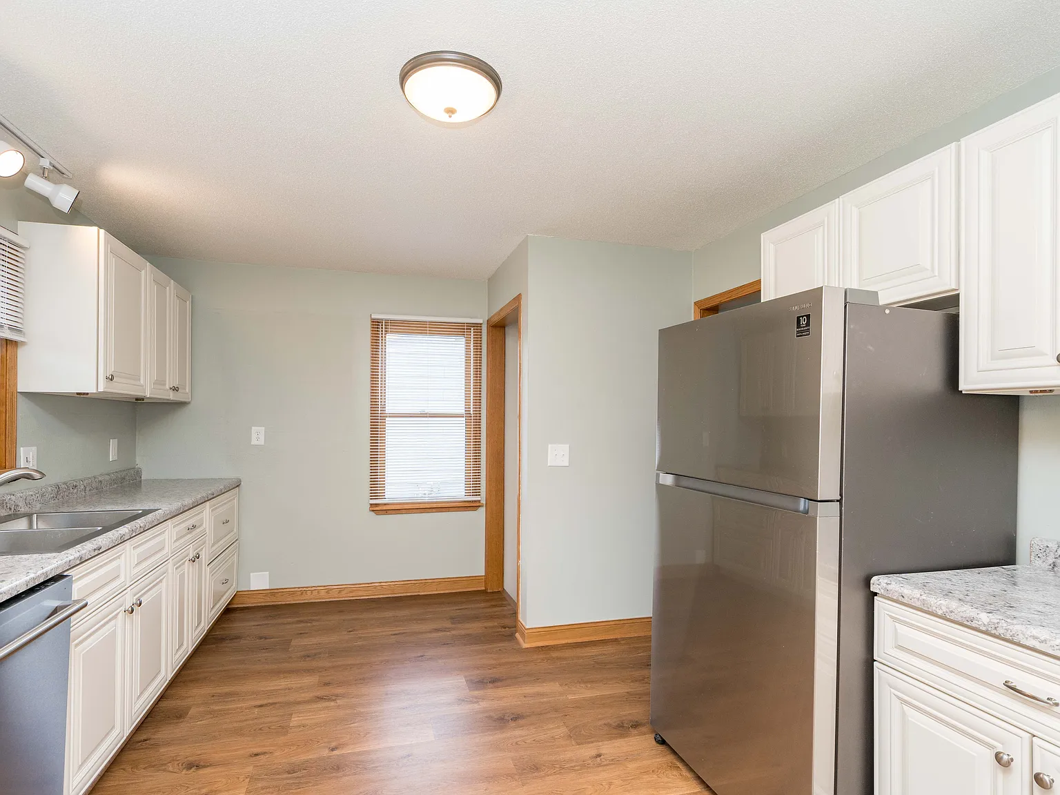 3 bed, 960 sqft, $1,950 — Photo 3
