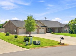106 Crosslake Ln, Dandridge, TN 37725