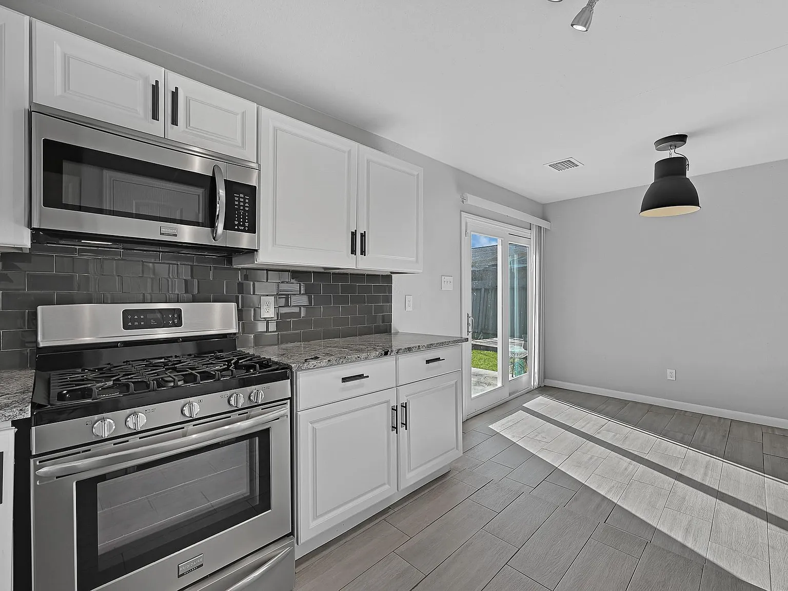 3 bed, 2.0 bath, 1065 sqft, $1,595 — Photo 3