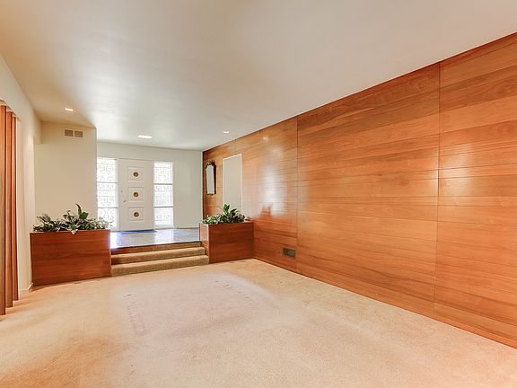 Sunken Living Rm 9' ceiling